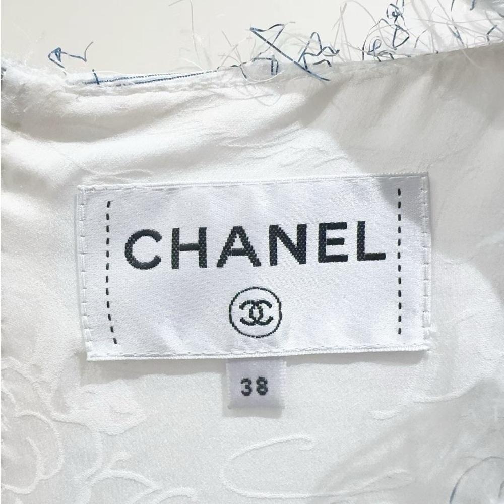 Authentic CHANEL White Textured Fabric - Picture 3 of 7